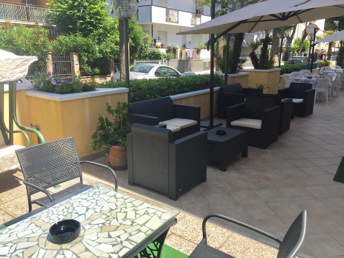 Hotel Monti Riccione Exterior photo